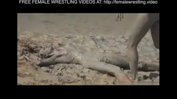 Grote Girls wrestling in the mud warme buis