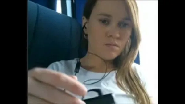 Velika Horny Teen Playing On The Bus topla cev