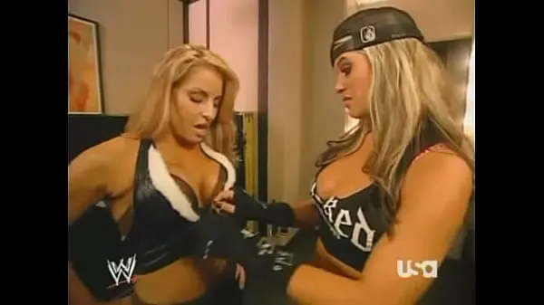 بڑی Trish Stratus & Ashley Massaro adjust each others ring gear گرم ٹیوب