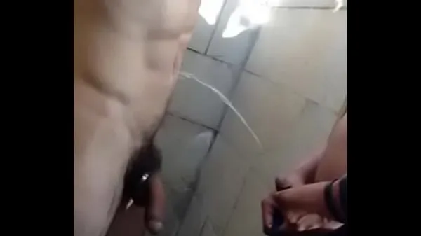 Gros Piss douche pendant la journée à la douche extérieure du gymnase tube chaud