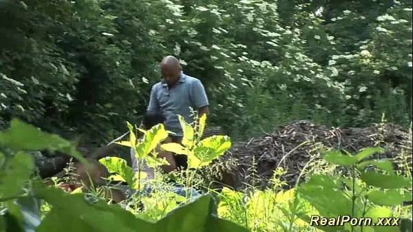 Gros babe grassouillet se fait baiser sauvage dans la forêt tube chaud