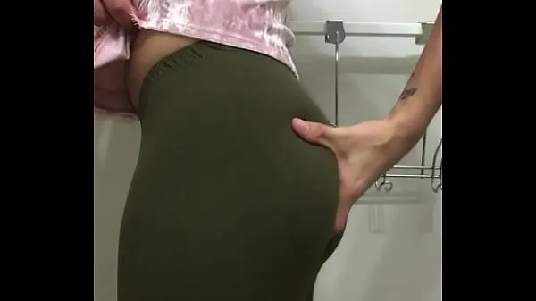 Grande il ragazzo ha il culo perfetto in leggings attillatitubo caldo