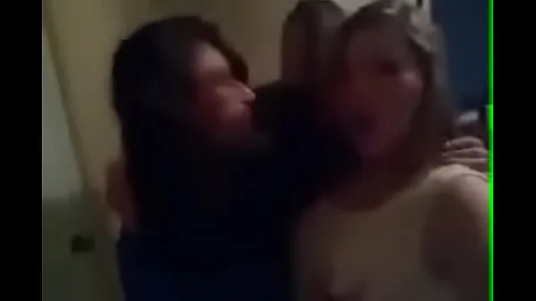 Velká Lesbian brunettes banging while he recorded them teplá trubice