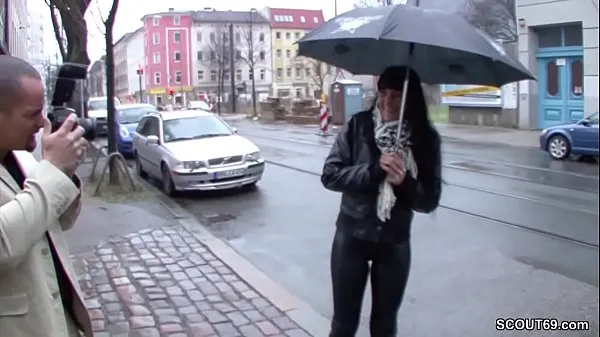 Veľká Teeny is approached on the street and fucked for money teplá trubica