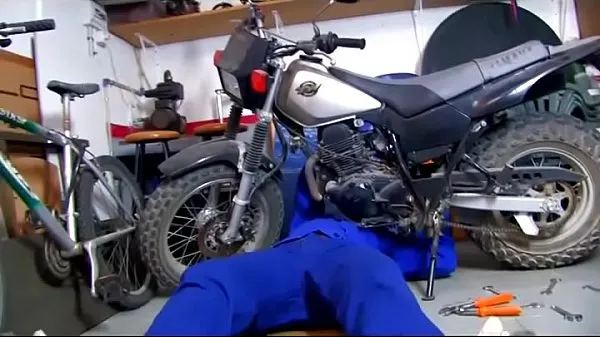 大She helps the mechanic giving a blow job暖和的管道