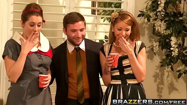 Gran Brazzers - Tetas grandes en el trabajo - Escena de coito entre oficinas protagonizada por Monique Alexander y Dannytubo caliente