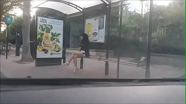 Suuri bitch at a bus stop lämmin putki