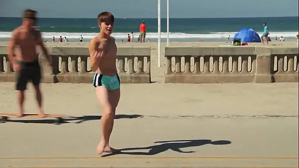 Grande Ragazzi che ballano in spiaggia con rigonfiamento velocetubo caldo