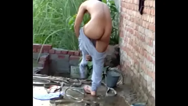 Grande Indiano gay tomando banho nu com bundas grandes tubo quente