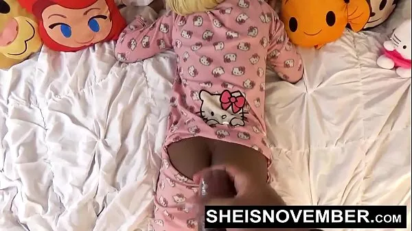 Grande Fratellastri birichini scopano, quando l'innocente sorellastra nera ha finito di fare pipì, una giovane ragazza di nome Sheisnovember fa un pompino appassionato e sesso hardcore profondo, il suo grosso culo che oscillatubo caldo