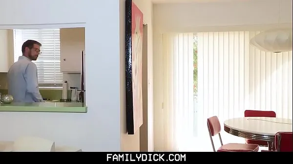 Grande FamilyDick - Tiny twink aprende a foder o buraco apertado de seu padrasto tubo quente