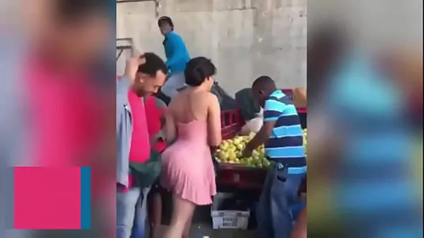 Gros savoureuse brune sur le marché de la ville natale tube chaud