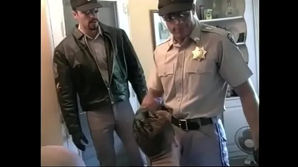 Grote Randy policeman sucking and fucking threesome warme buis