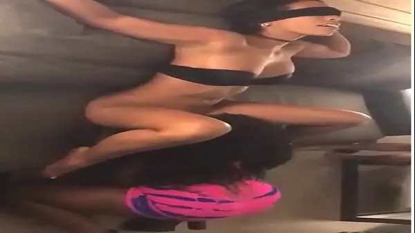 Gran Chicas se turnan para comerle el coñotubo caliente