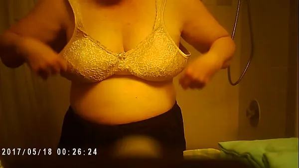 Veľká voyeur getting ready for shower, Large breast, mature, apex80 teplá trubica