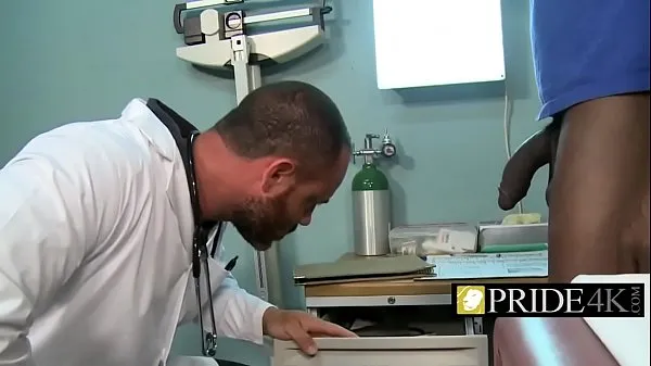 Gran Médico gay pervertido comprobando una barra negra realtubo caliente