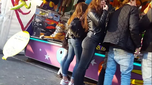 Candid a perfect teen girl bubble butt in black jeans with his boyfriend while they are shopping Tiub hangat besar