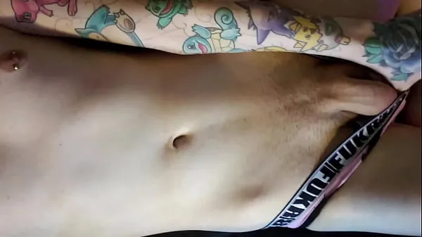 Grande Twink spalanca e fa pipìtubo caldo