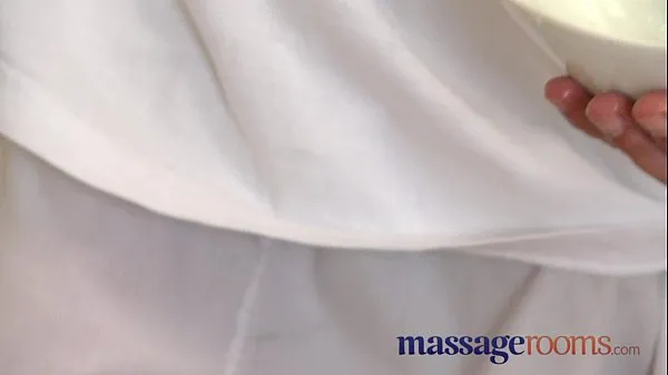 Massage Rooms Mature woman with hairy pussy given orgasm أنبوب دافئ كبير