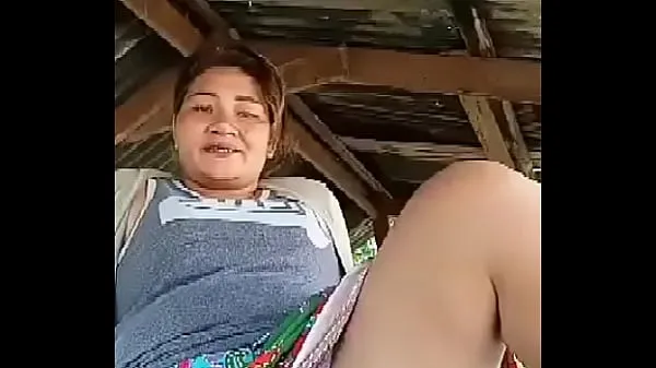 Grande Tia tailandesa piscando ao ar livre tubo quente