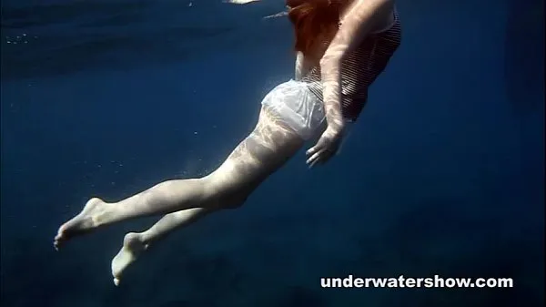 Grande Nastya nadando nua no mar tubo quente