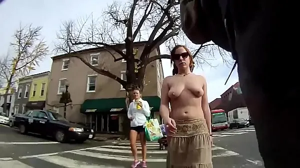 Grote Girl Walking Topless Around Town warme buis