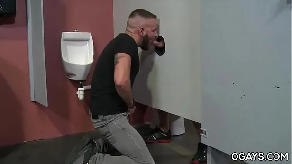 Gros Couple gay s'amusant dans un gloryhole public tube chaud