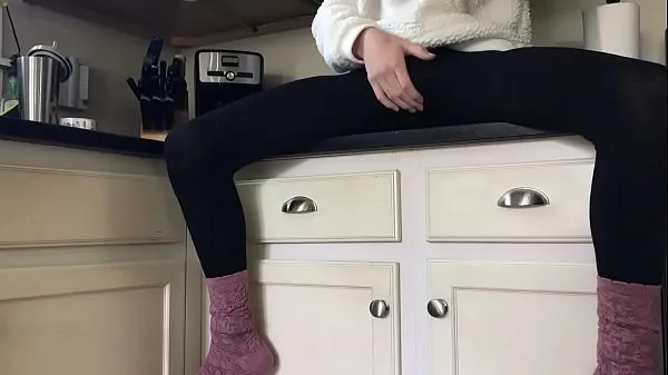 Suuri Sissy in socks and leggings playing on the counter lämmin putki