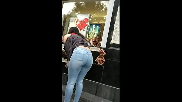 Grande Bunda grande com jeans justos tubo quente