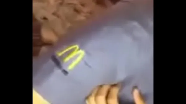 Gran Chico de Macdonalds masturbándosetubo caliente