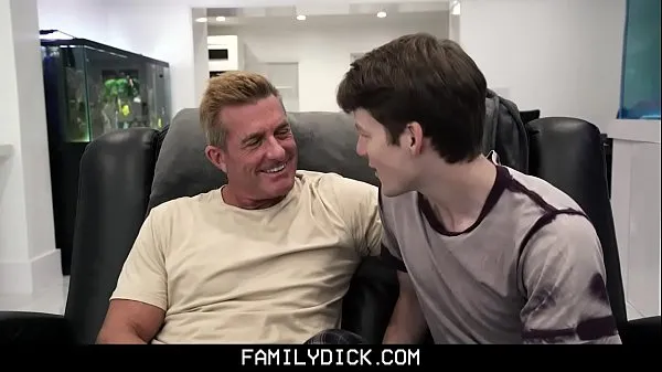 Grande FamilyDick - Sweet Boy senza sella dal suo patrigno mentre impara ad allenarsitubo caldo