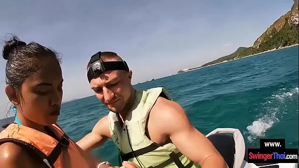 Μεγάλο Asian girlfriend gives a blowjob in public on a jetski ζεστό σωλήνα