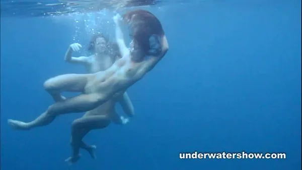 Gros 3 filles se déshabillant dans la mer tube chaud