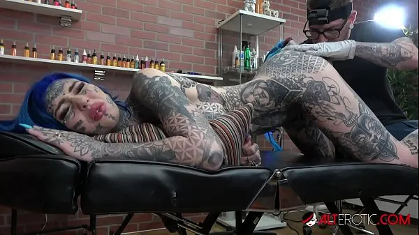 Amber Luke gets a asshole tattoo and a good fucking Tabung hangat yang besar