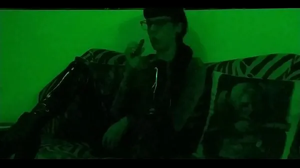 बड़ी Beth Kinky - Sexy goth domina smoking in green light pt1 HD गर्म ट्यूब