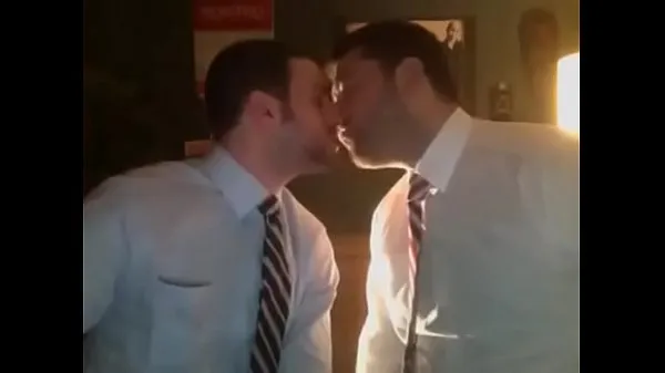 Stort Sexy Guys Kissing Each Other While Smoking varmt rør