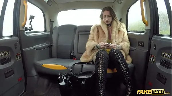 Большая Фейковое такси, Ава Остин скачет на большом черном дилдо на заднем сиденье теплая трубка