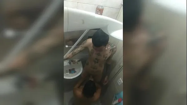I filmed the new girl in the bath, with her mouth on the tattooed's cock... She Baez and Dluquinhaa Tiub hangat besar