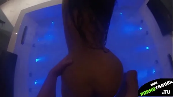 Gros Hot asiatique baise dur dans un jacuzzi tube chaud