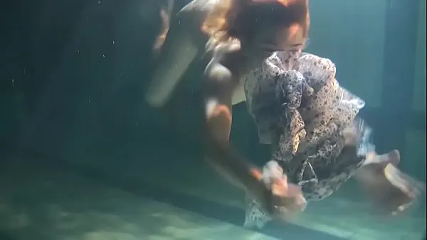 Gros Gros seins rebondissants sous l'eau dans la piscine tube chaud