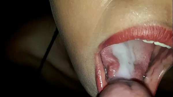 Chupada de verga con gran descarga de semen en la boquita de susy أنبوب دافئ كبير