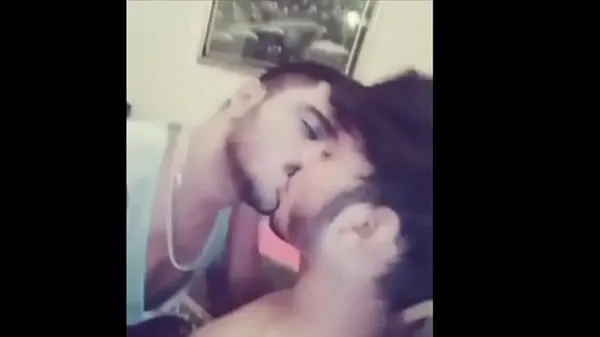 Stort Hot Desi Kiss Between Two Indian Guys varmt rør