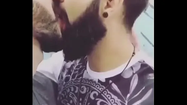 Stort Hot Gay Kiss Between Two Bearded Guys varmt rør