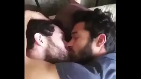 Stort Hot Gay Kiss Between Two Indians varmt rør