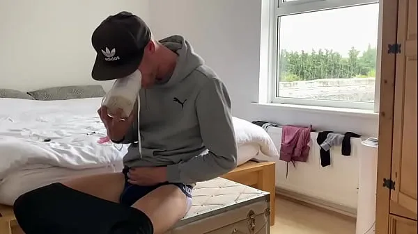 Scally gets ed up and shoots a load over his straight boyfriends white Nikes أنبوب دافئ كبير