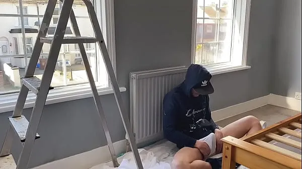Painter and decorater shoots a load while on the job أنبوب دافئ كبير