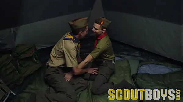 Большая ScoutBoys возбужденные бойскауты трахаются без презерватива в палатке на улице теплая трубка