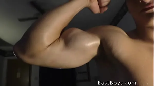 Gros Adoration musculaire - Flexion - Dylan tube chaud