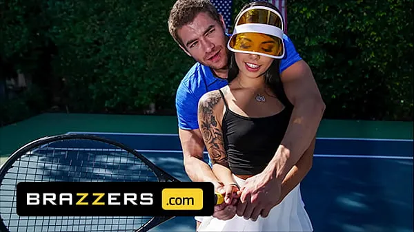 Gros Xander Corvus) Massages (Gina Valentinas) Foot To Ease Her Pain They End Up Fucking - Brazzers tube chaud