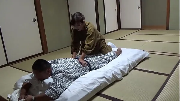Big Seducing a Waitress Who Came to Lay Out a Futon at a Hot Spring Inn and Had Sex With Her! The Whole Thing Was Secretly Caught on Camera in the Room warm Tube